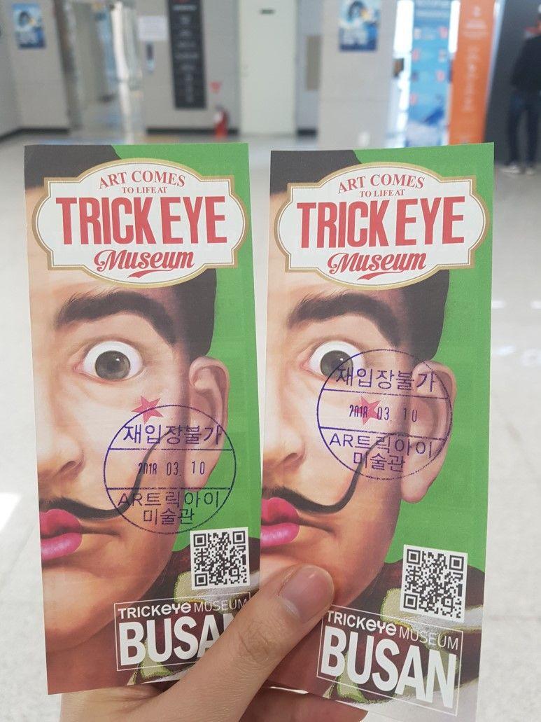 特麗愛美術館的入場票券, 兩張票券上印有博物館名稱Trick Eye及QR碼