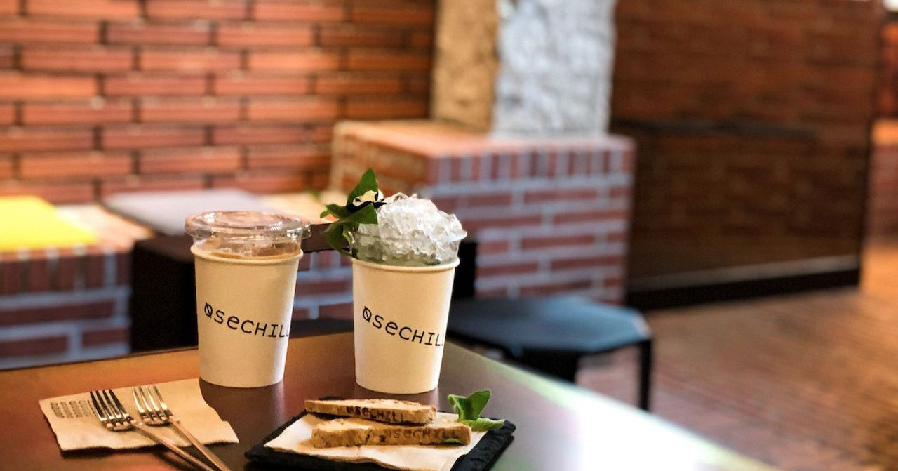 เครื่องดื่มและของหวานบนโต๊ะที่ร้านกาแฟ Osechill ในฮับจอง