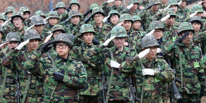 เฉลี่ยแล้วเงินเดือนของเหล่าทหารเกาหลีใต้ได้เพียง 8.50หยวนต่อชั่วโมง ทั้งหนุ่มๆจาก EXO, Winner ที่ทำให้แฟนคลับต่างเสียใจที่เหล่าไอดอลต้องเข้ารับการเกณฑ์ทหาร