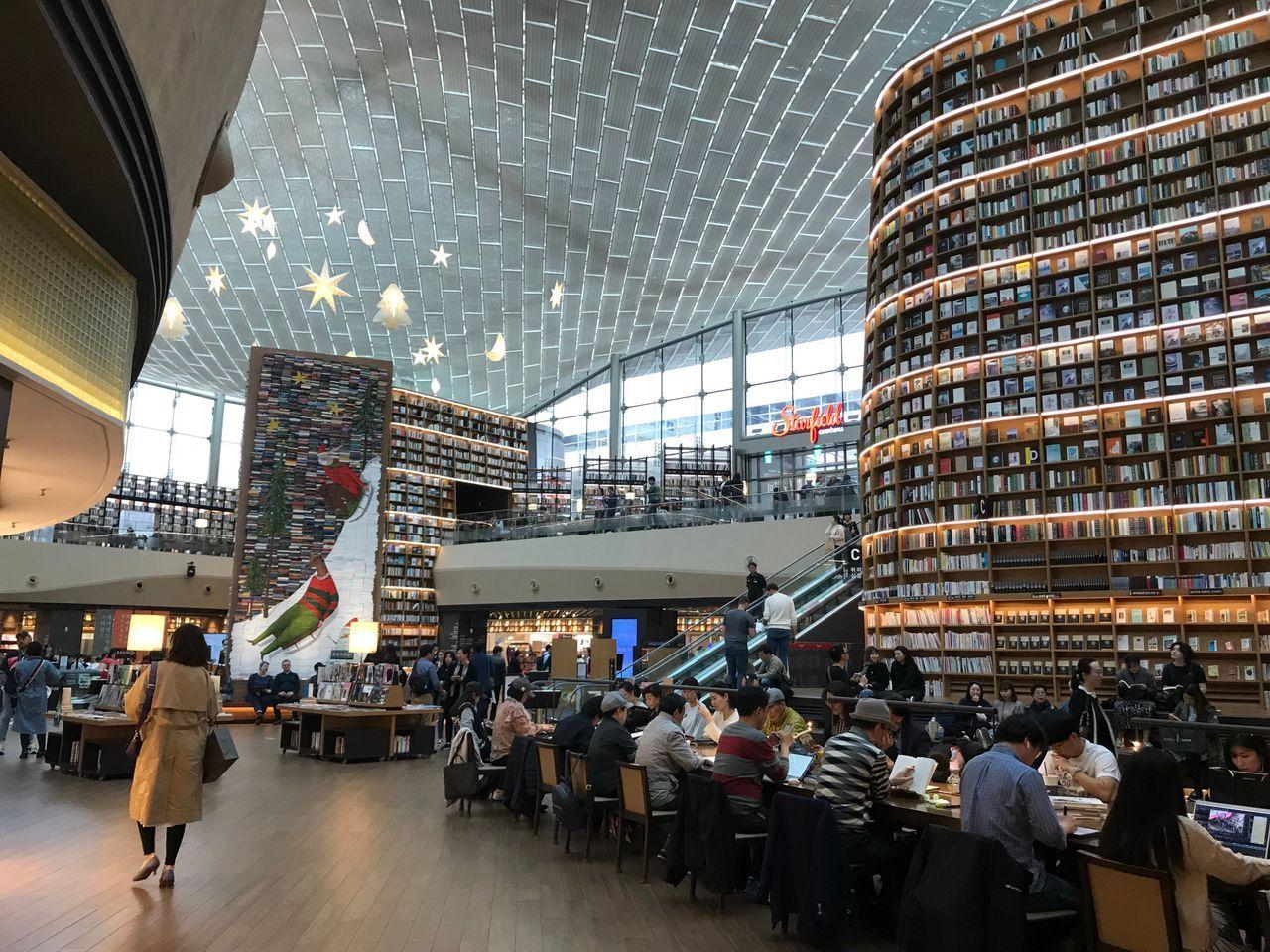 Seoul korea library, coex starfield, people sitting and reading inside