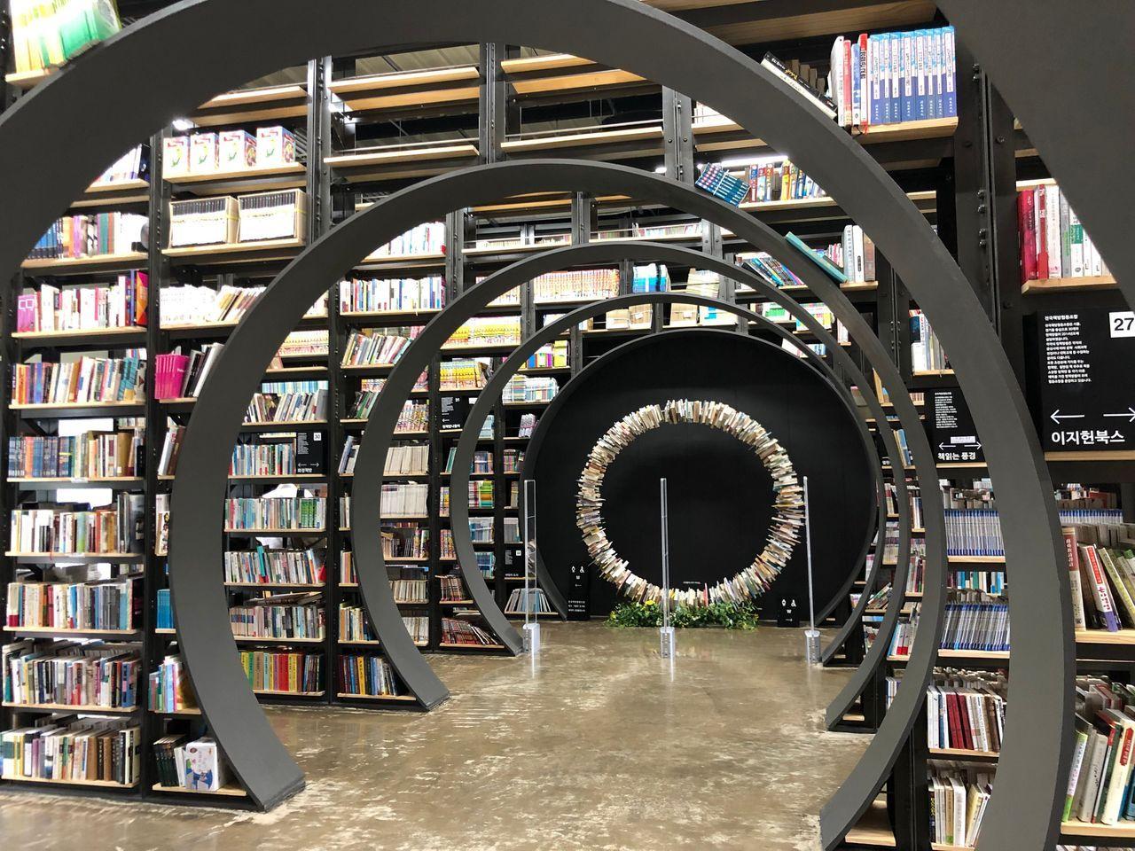 《德魯納酒店》 圖書館