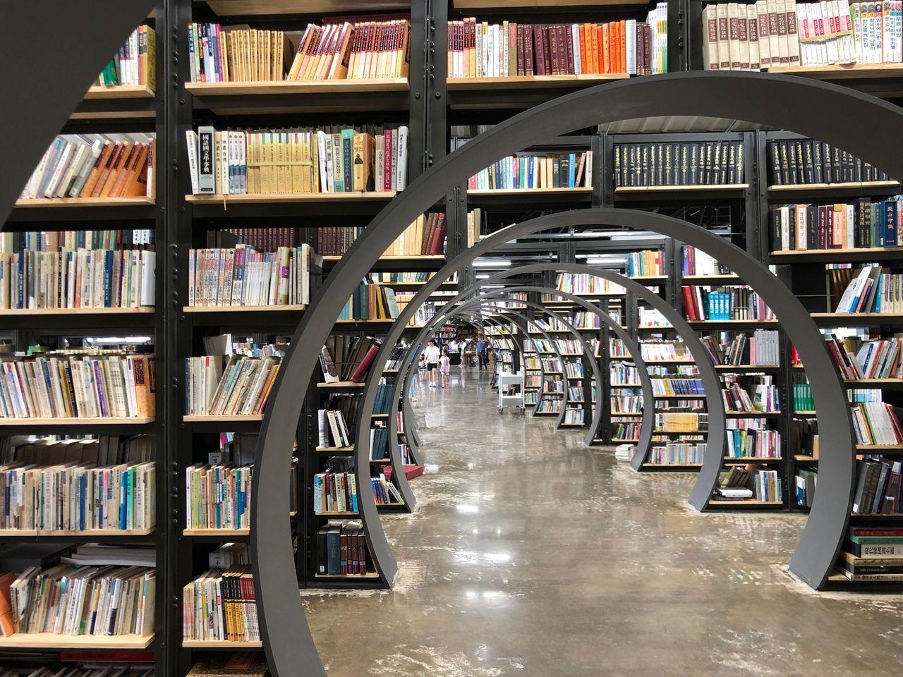 《德魯納酒店》 圖書館