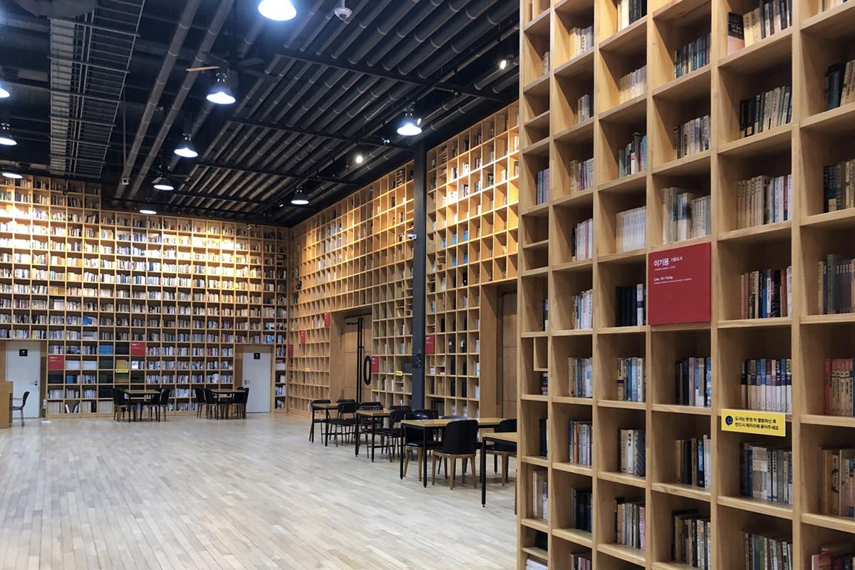 智慧之林图书馆内部高大的书架和木制方格设计,充满浓厚的文化气息。