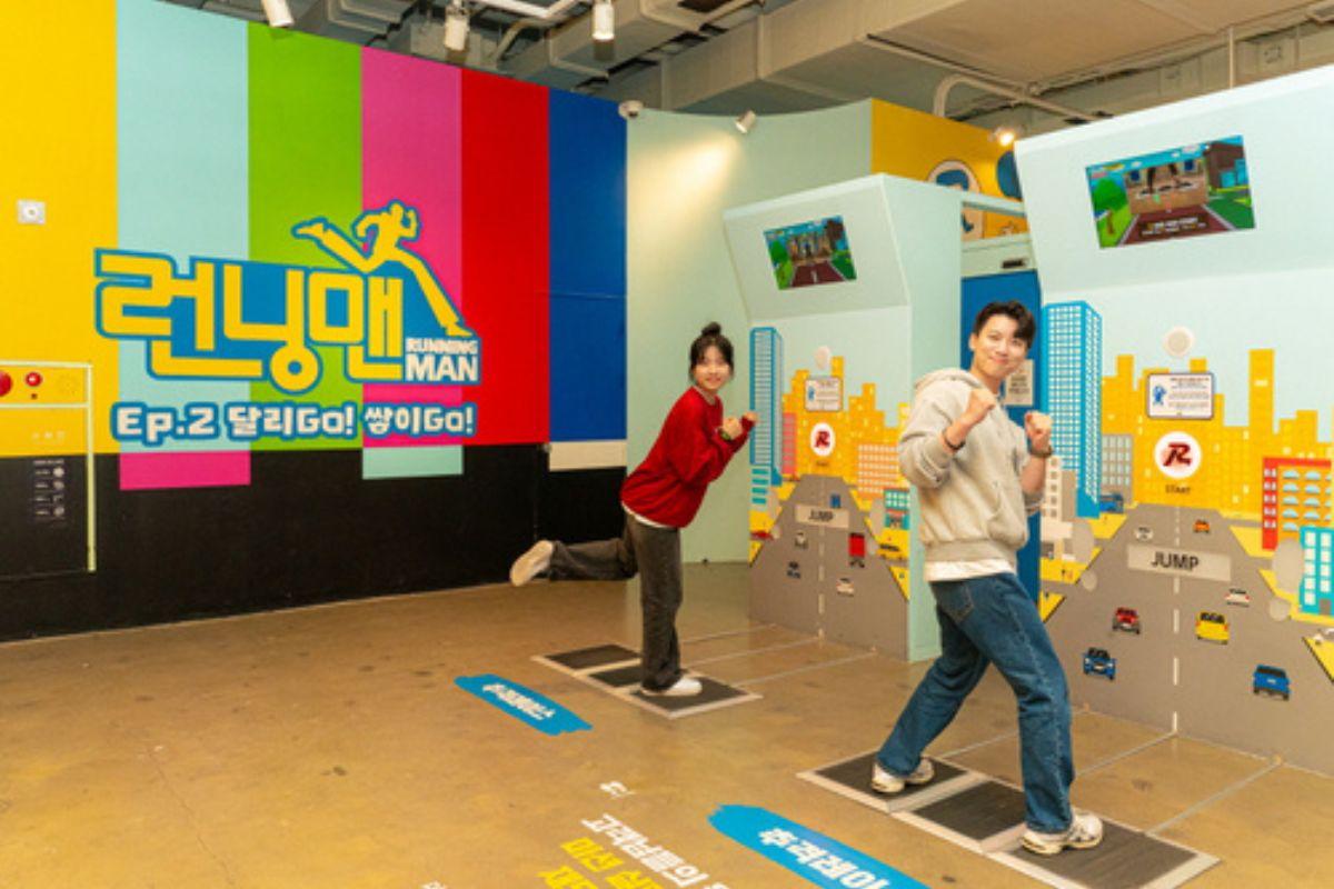 Running Man體驗館中,遊客在進行模擬跑步的遊戲