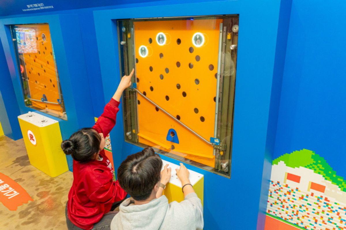 在Running Man體驗館中,兩名人士在玩一個需要快速反應的遊戲