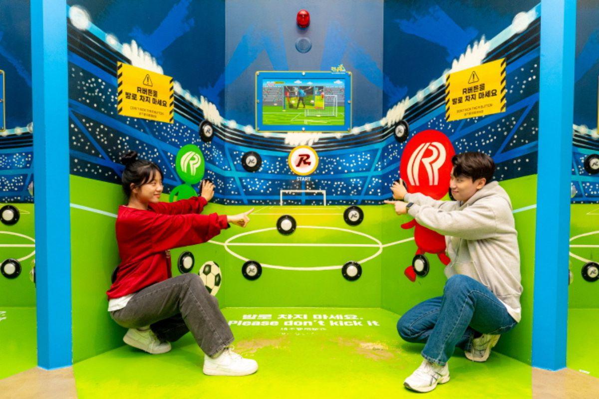 遊客正參加Running Man體驗館中的一個足球挑戰任務