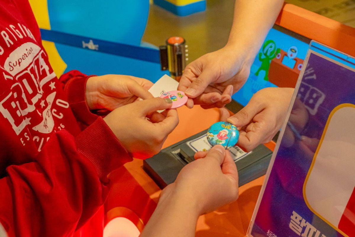 Running Man體驗館中遊客互相交換小徽章