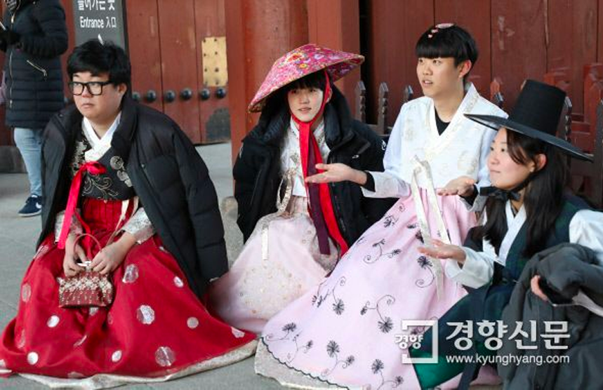 四位穿著韓服的遊客在景福宮前合影