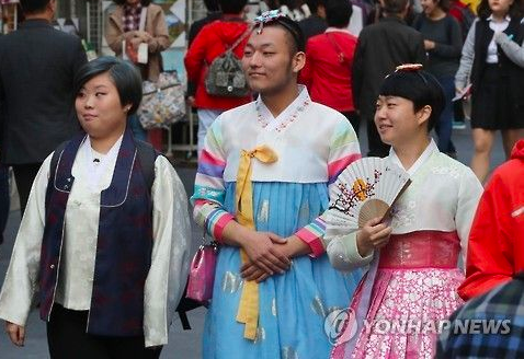 在首爾街頭穿著韓服的年輕人在參觀傳統市場