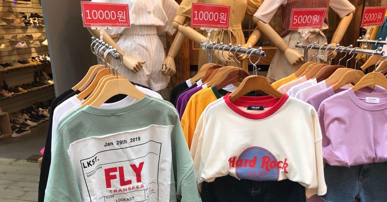 梨大商圈的服裝店，提供多樣時尚選擇