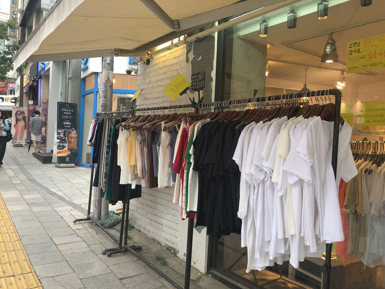 淑明女子大學商圈的服裝店外觀，提供各式時尚服飾