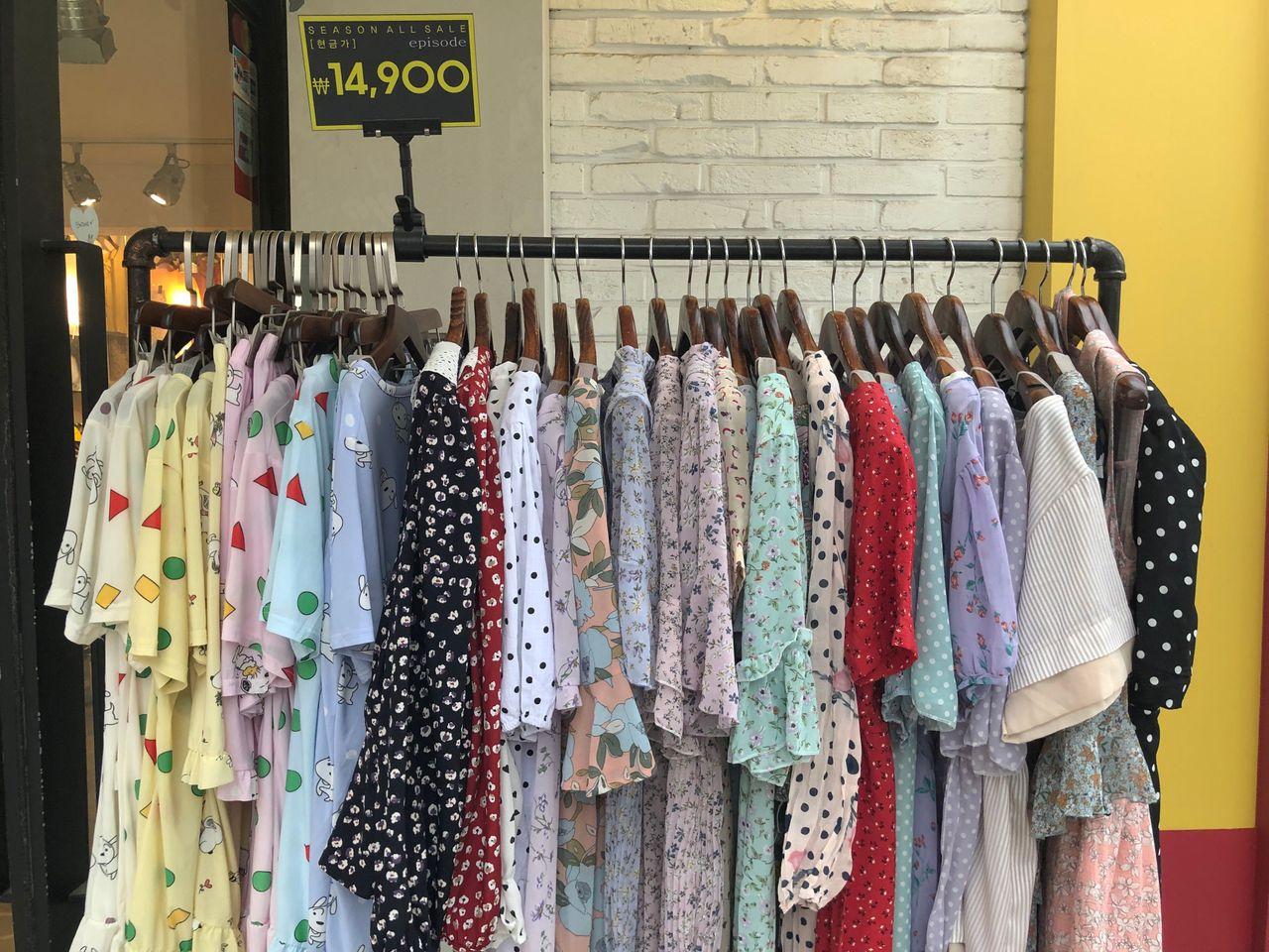 淑明女子大學商圈內的服裝店外觀，呈現各類時尚服飾