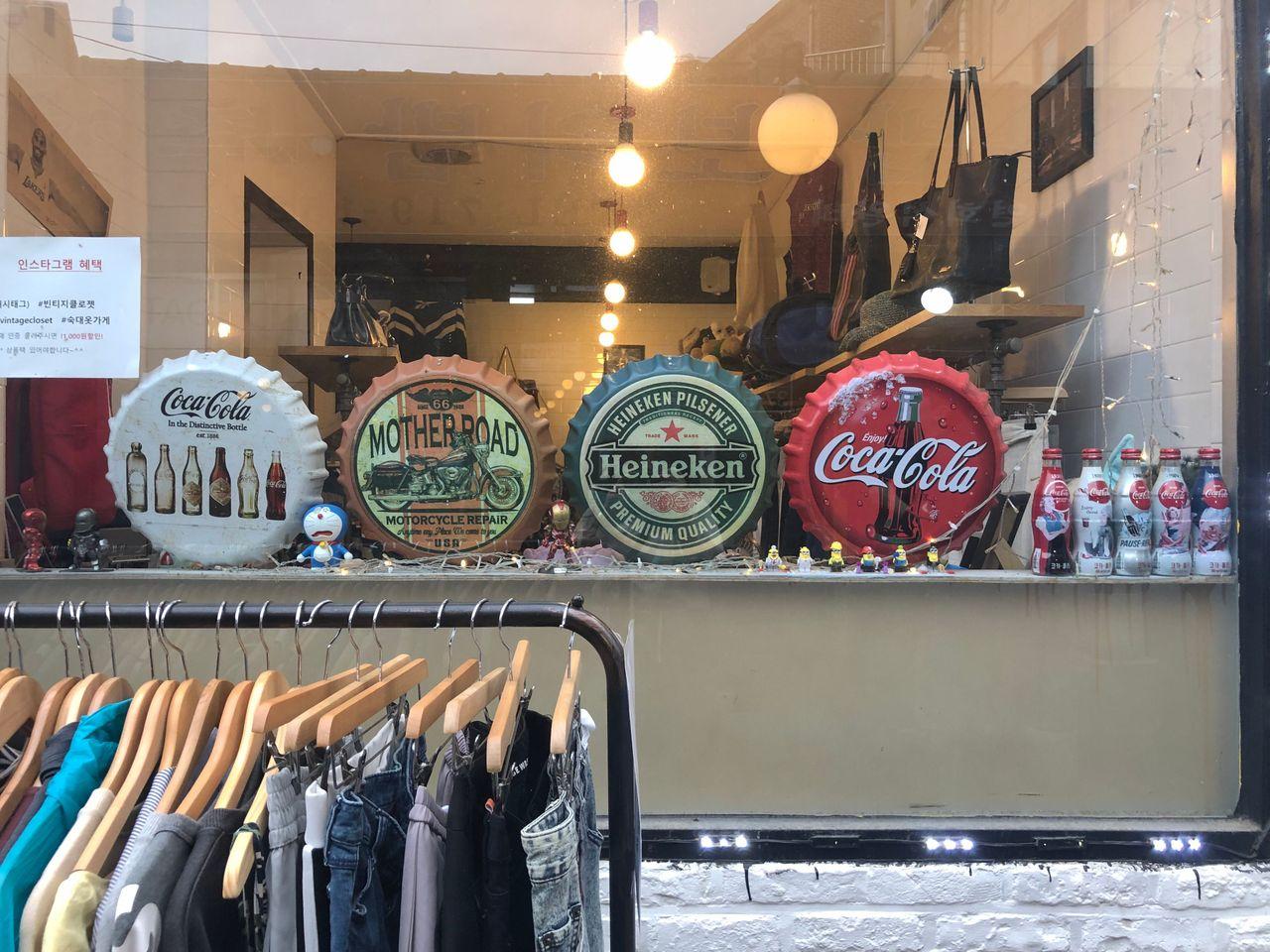 淑明女子大學商圈的鞋店外觀，展示時尚鞋履