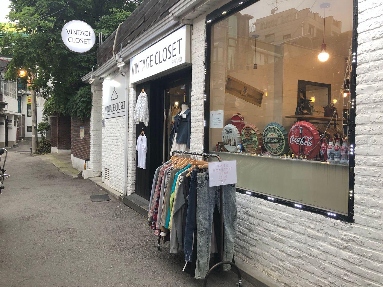 淑明女子大學商圈的服裝店外觀，展示各種時尚服飾