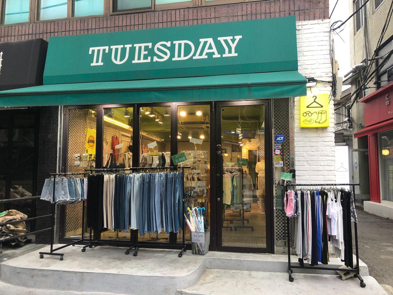 淑明女子大學商圈的服裝店外觀，提供各類流行服飾