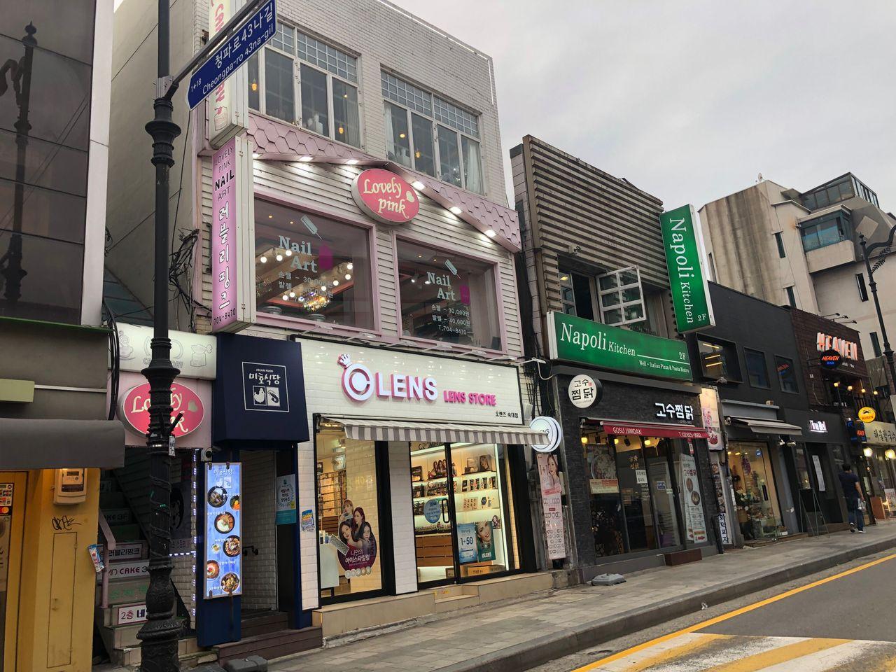 淑明女子大學商圈的街道外觀，商店沿街排列