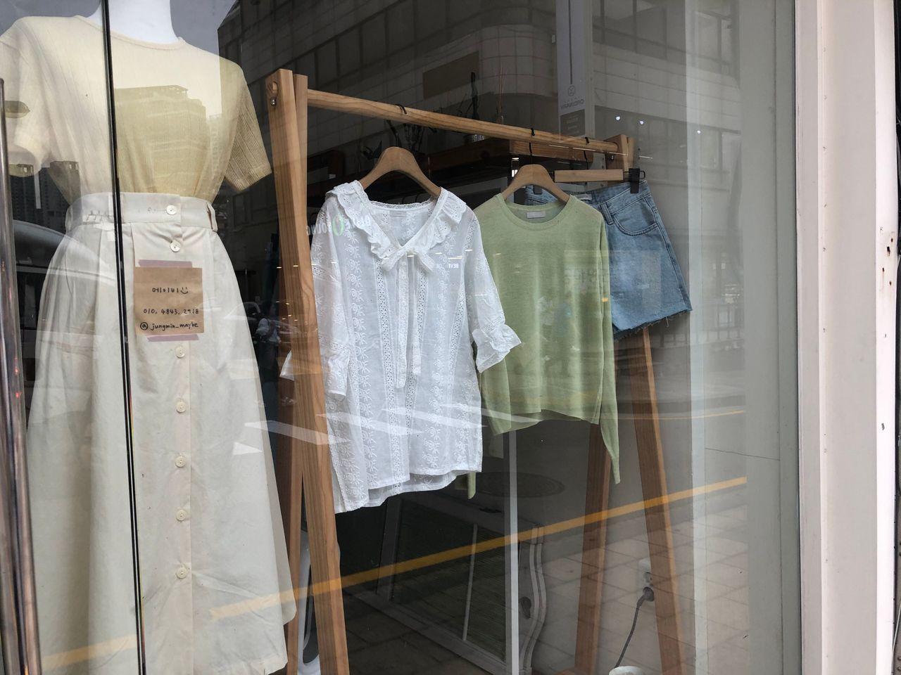 淑明女子大學商圈內展示多種服裝的精品店外觀