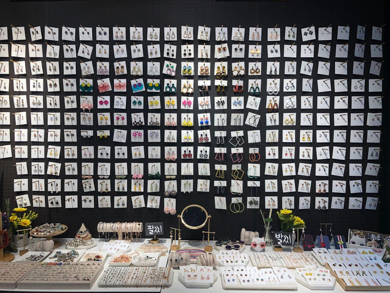 淑明女子大學商圈的服裝店外觀，展示特色服飾