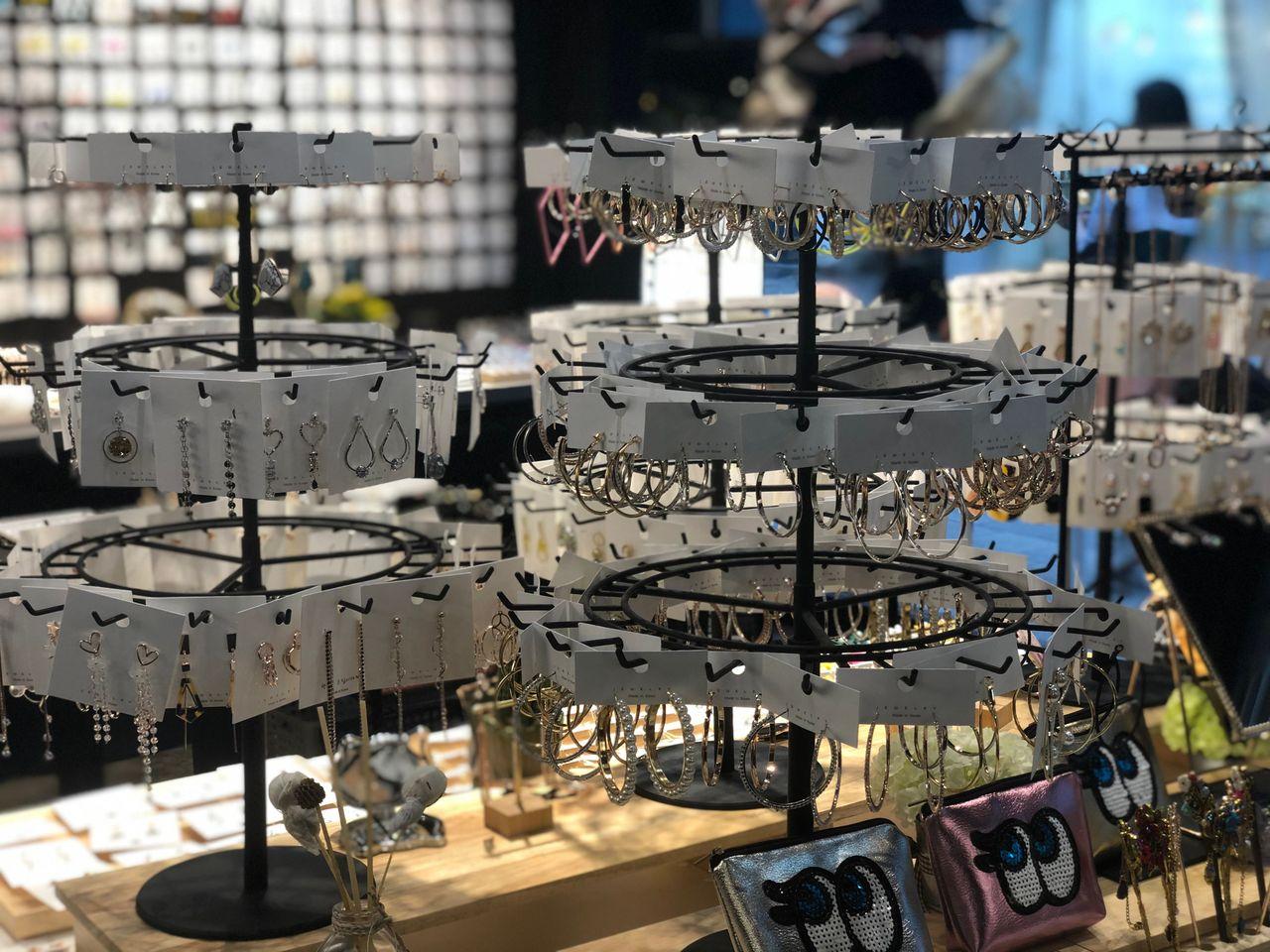 淑明女子大學商圈的鞋店，展示多款時尚鞋履