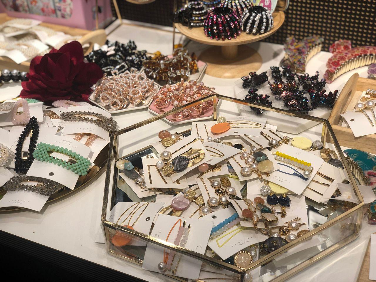 商圈內服裝店的外觀，提供時尚服飾