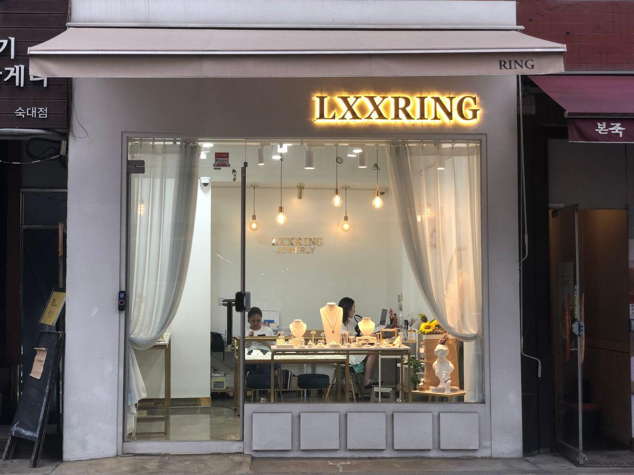 淑明女子大學附近的精品店，展現工藝品和配飾