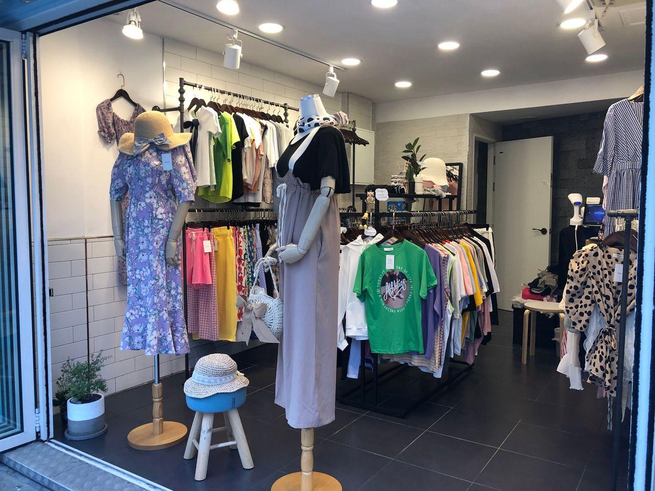 商圈內精品店的外觀，提供首飾和配飾選擇