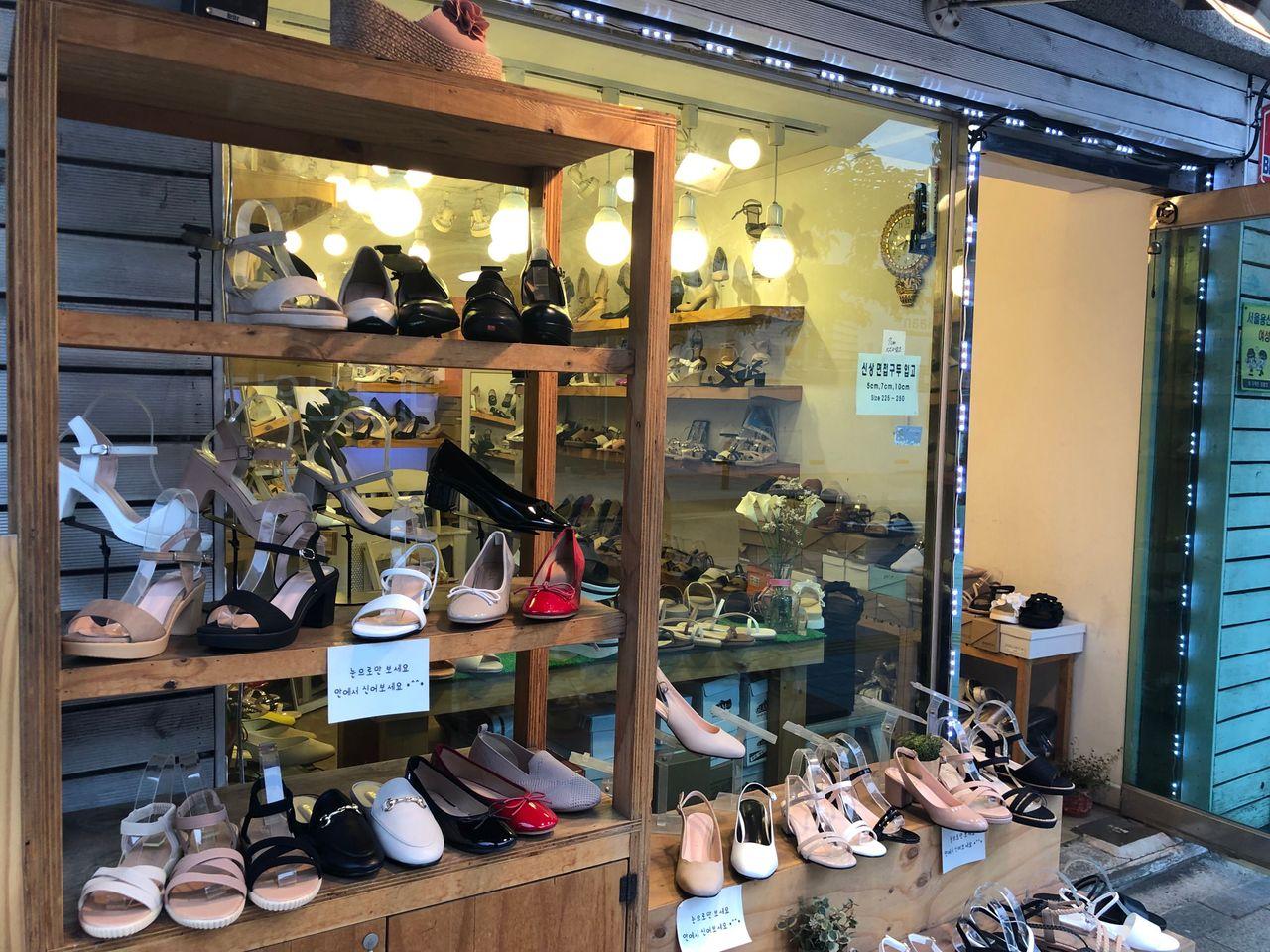 淑明女子大學商圈內的鞋店展示窗，展示多款時尚鞋