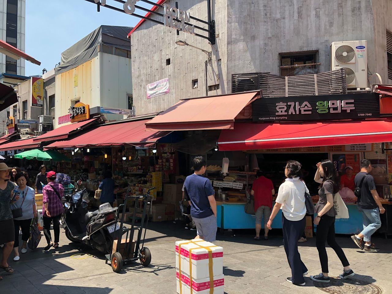 南大門市場內的角落，商家和顧客在繁忙中互動