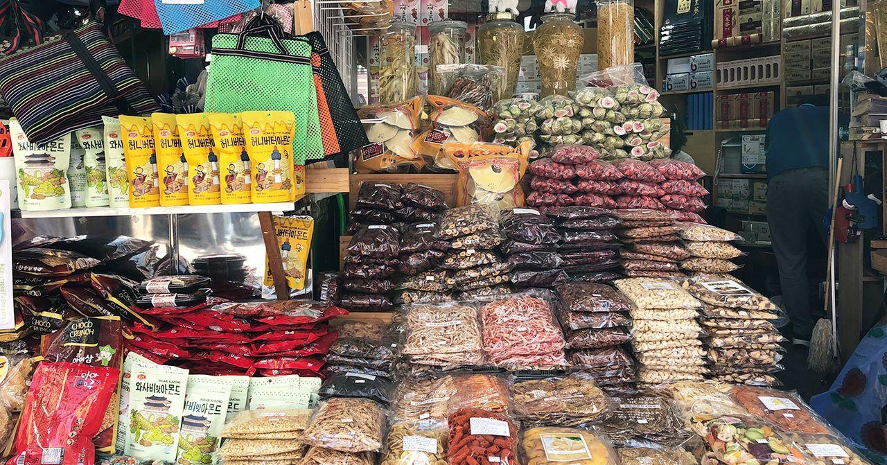 南大門市場內的乾貨攤位，各式韓國零食和食品，琳琅滿目。
