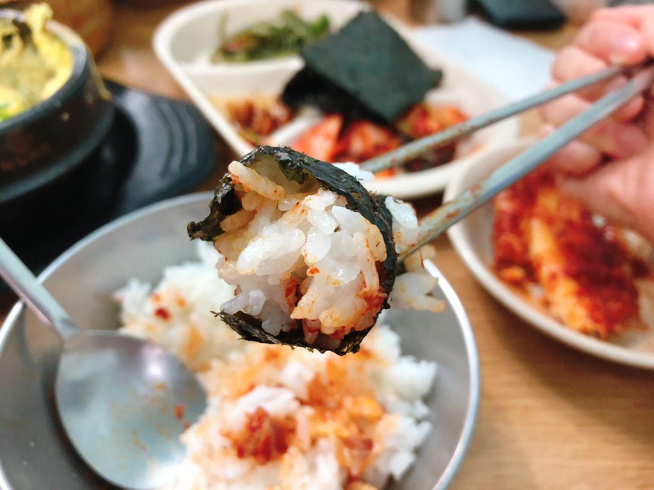 韓式紫菜飯捲，飯與帶魚被紫菜包裹在一起