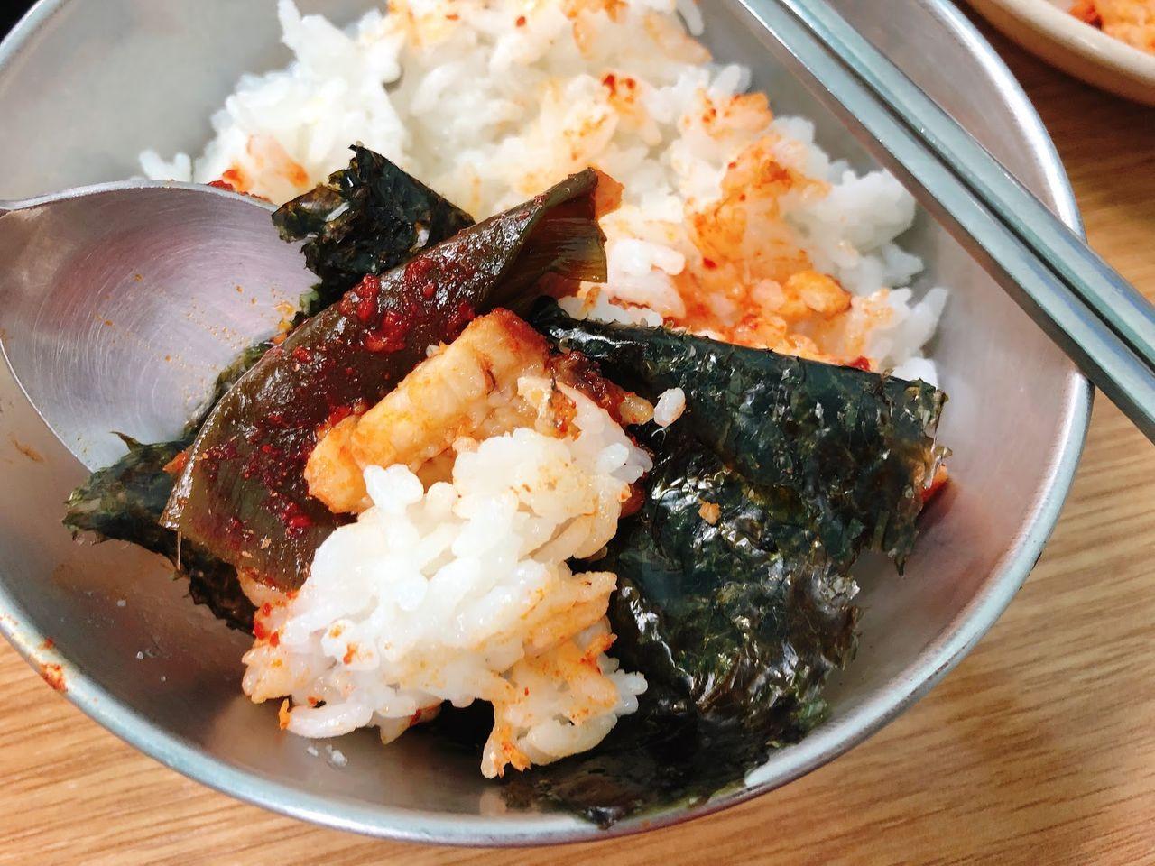 韓式小菜盆內的多樣化泡菜、花生和紫菜片