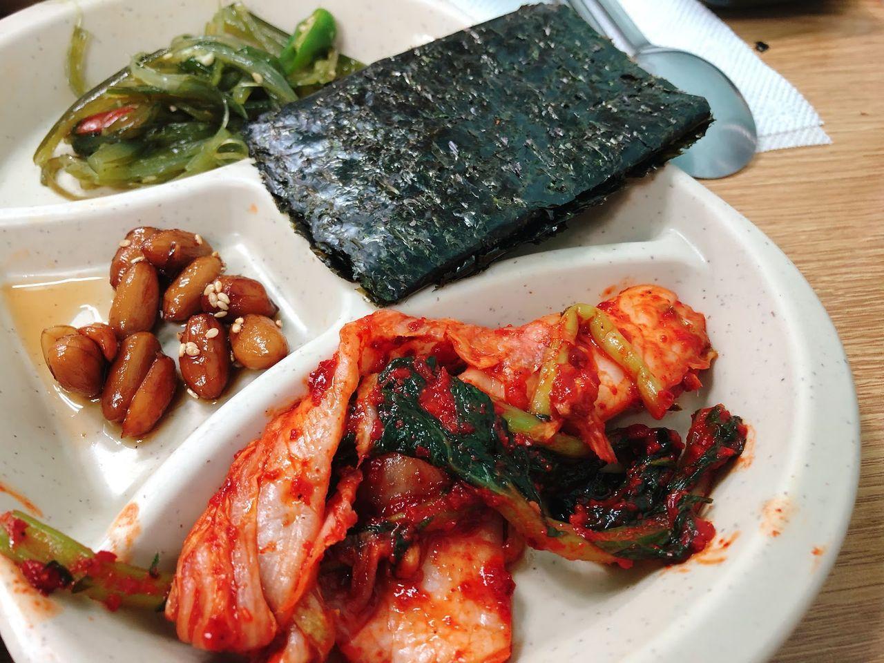 南大門市場中提供的韓式蒸蛋，滑嫩的蛋上有蔥花點綴