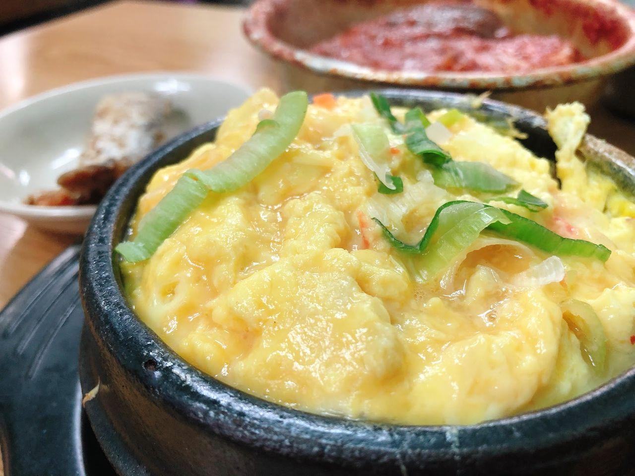 韓式傳統辣燉魚的特寫，蘿蔔與辣椒醬汁浸泡的魚肉片