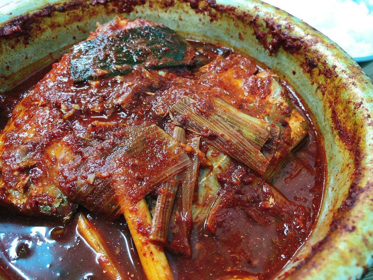 南大門市場주희락갈치의 二樓內景，顧客在享受餐點