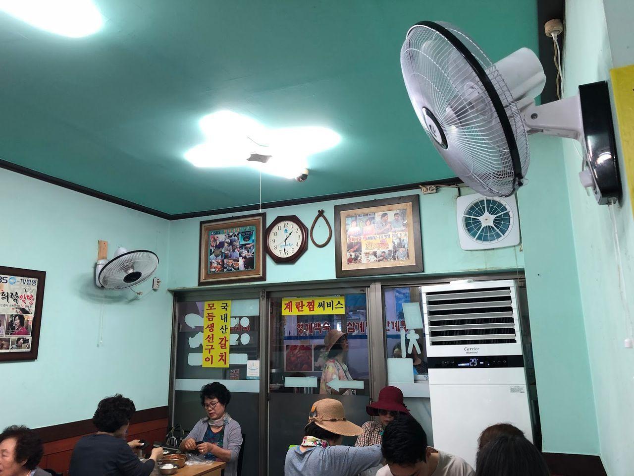 南大門市場帶魚衚衕에서的新鮮烤魚，排列在烤架上