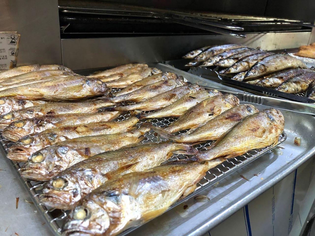 南大門市場의 희락갈치，正在烤架上的魚類