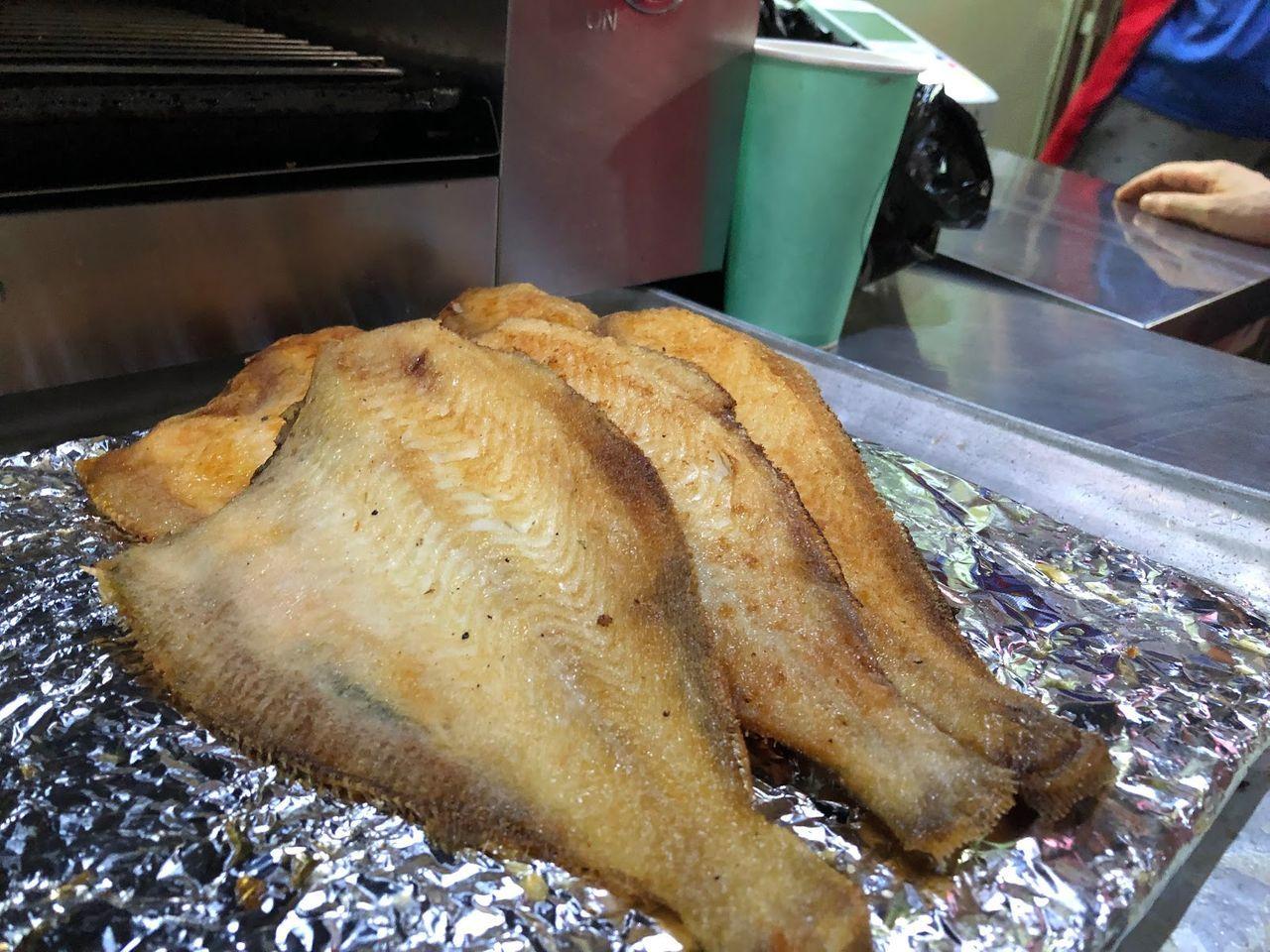 南大門市場裡，正在準備的韓式烤魚