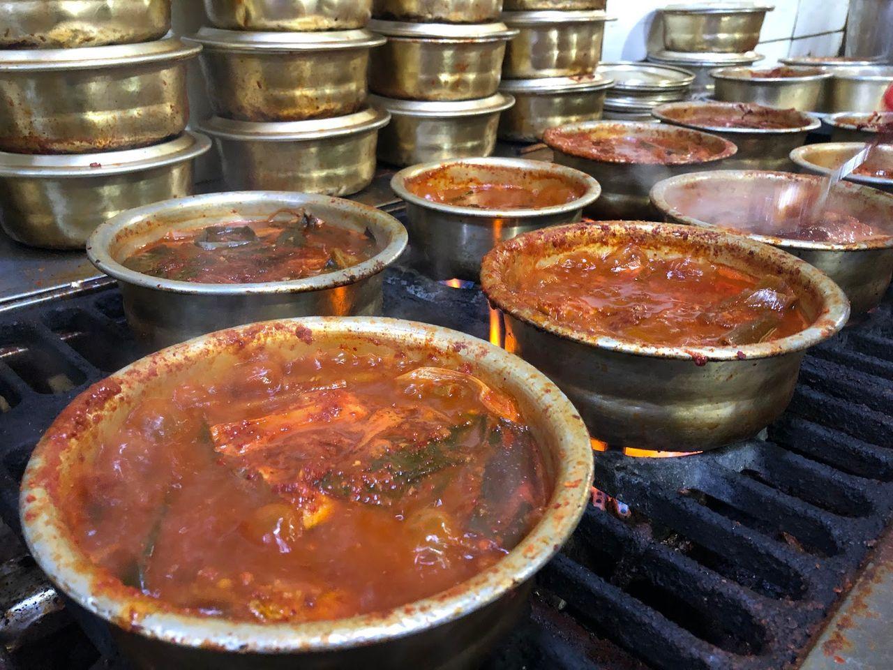 南大門市場內희락갈치餐廳中，阿珠媽們熱情在廚房忙碌