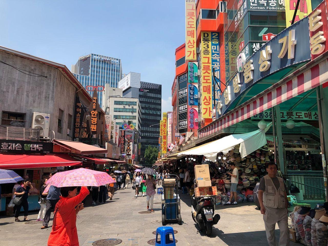 南大門市場，看到藍底白字的수입명품상가招牌前的轉角