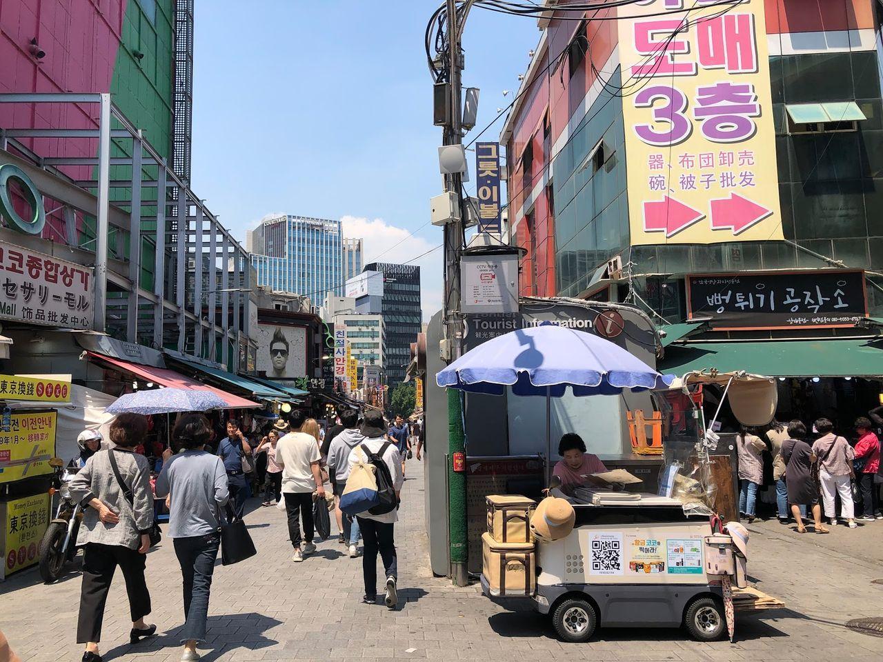 南大門市場的街道，經過旅遊資訊中心