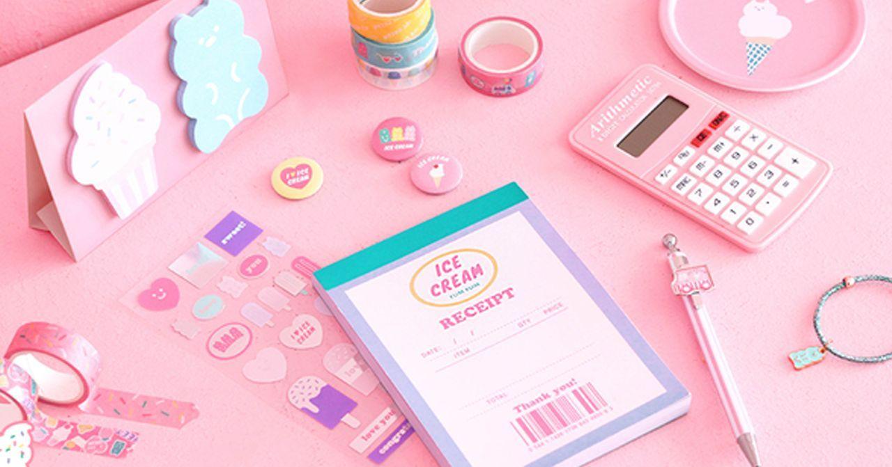 大创冰淇淋新品系列，粉色背景搭配甜美文具和配件，设计感十足。