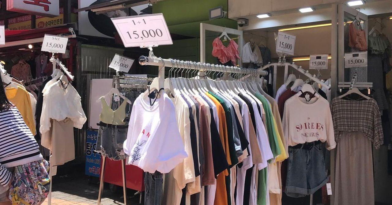 弘大购物探访记，韩国街头市场上展示的时尚服饰，特价活动吸引周末人潮。