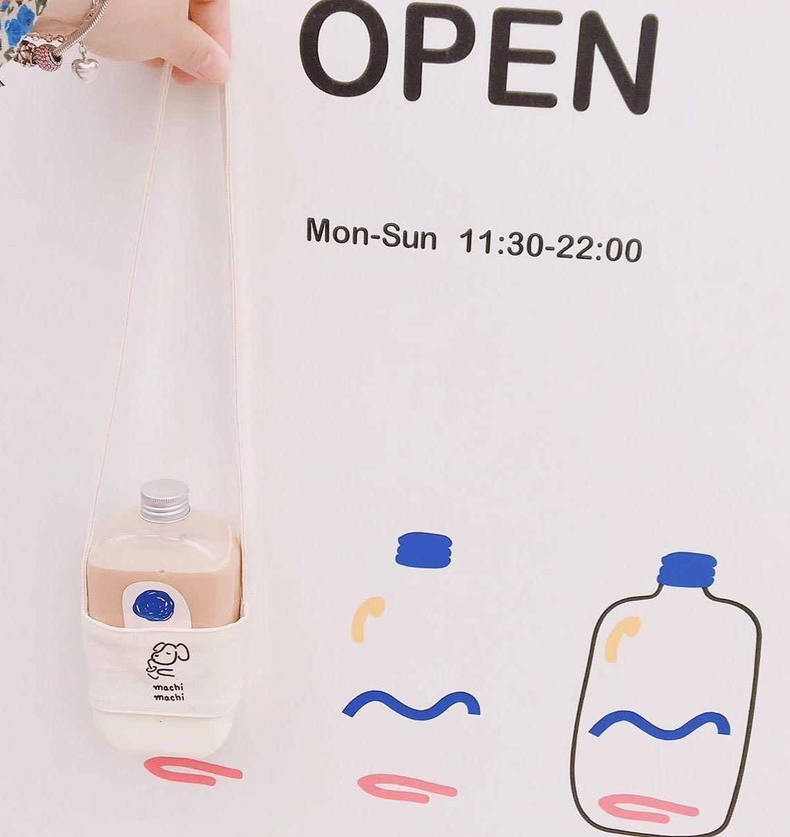 麥吉（machi machi）特色飲品及開店信息牌匾，突顯品牌特色。