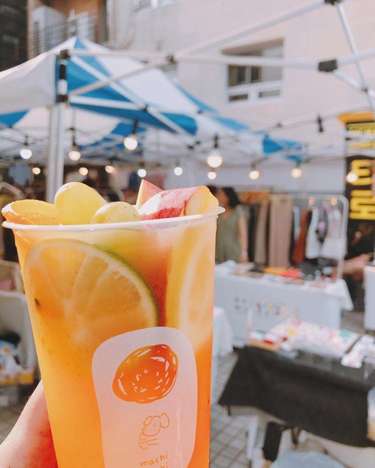 在韓國街頭的奶蓋飲品，展示出知名品牌麥吉的小清新設計。