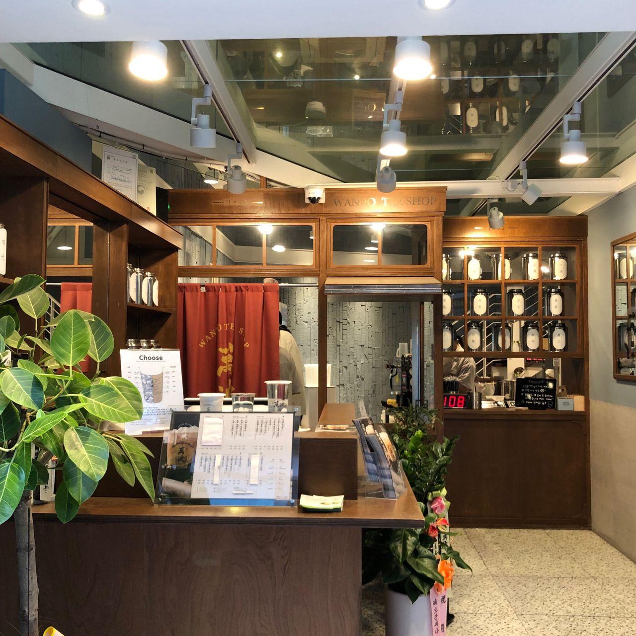 萬波茶飲在韓國的店內裝潢，展示出古早味十足的臺灣飲品文化。