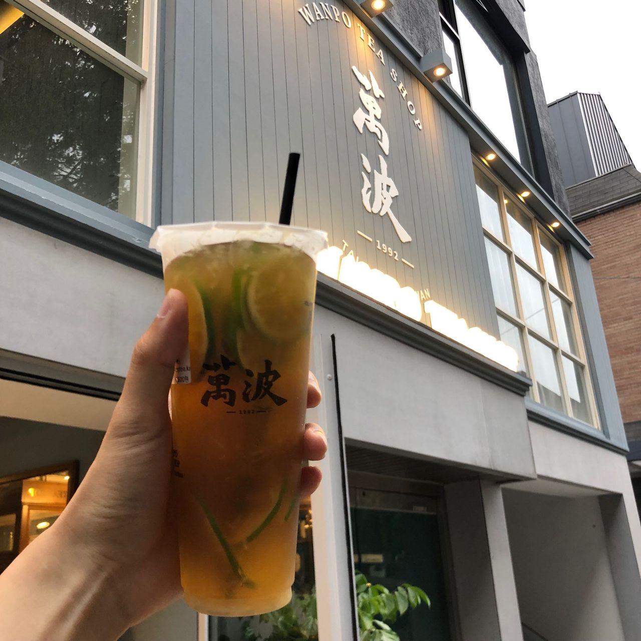 萬波茶飲的特色果茶，展示於韓國店外，強調臺灣飲品的多樣性。
