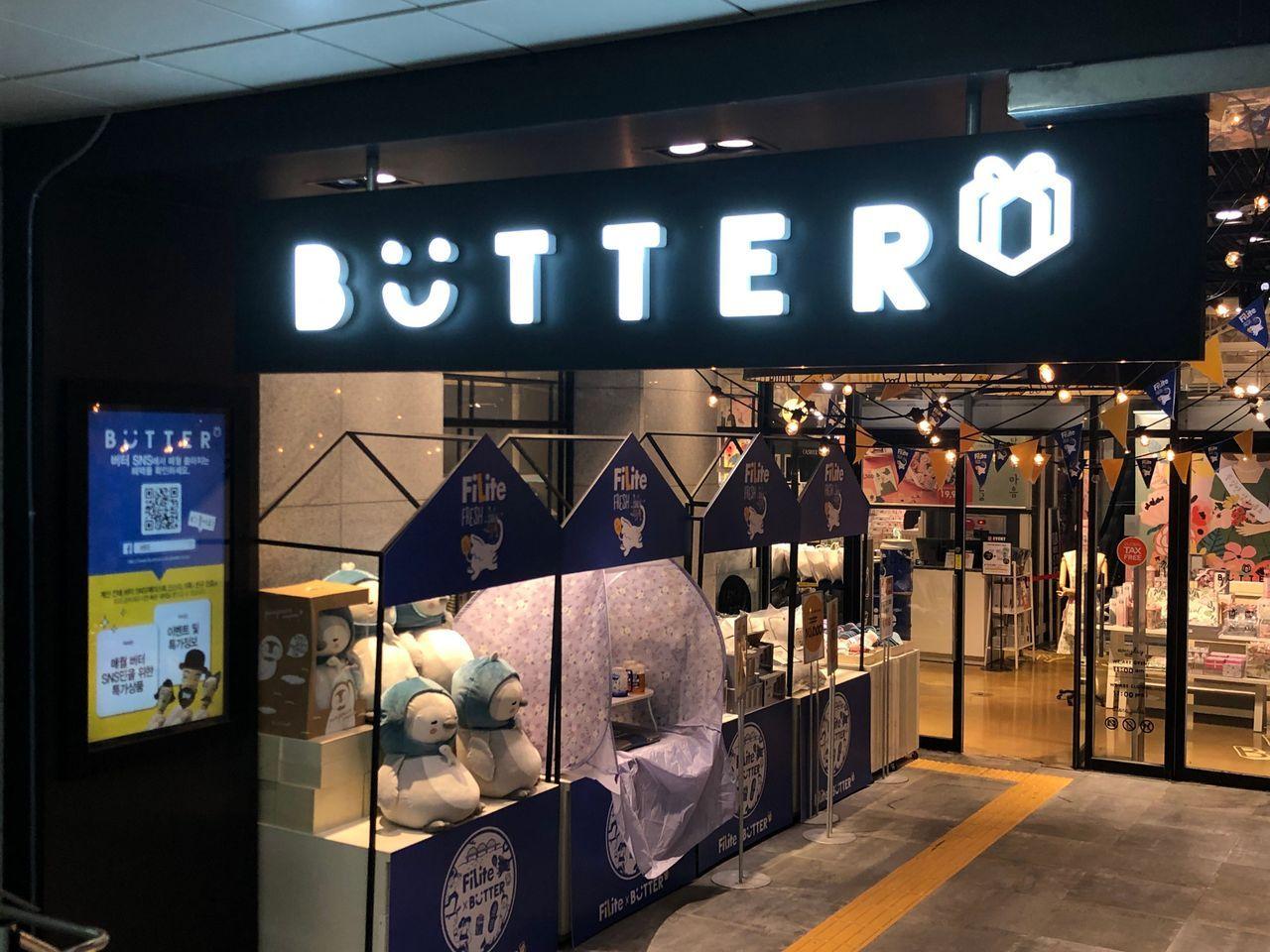 弘大BÜTTER商店外觀，展示可愛商品和明亮招牌。