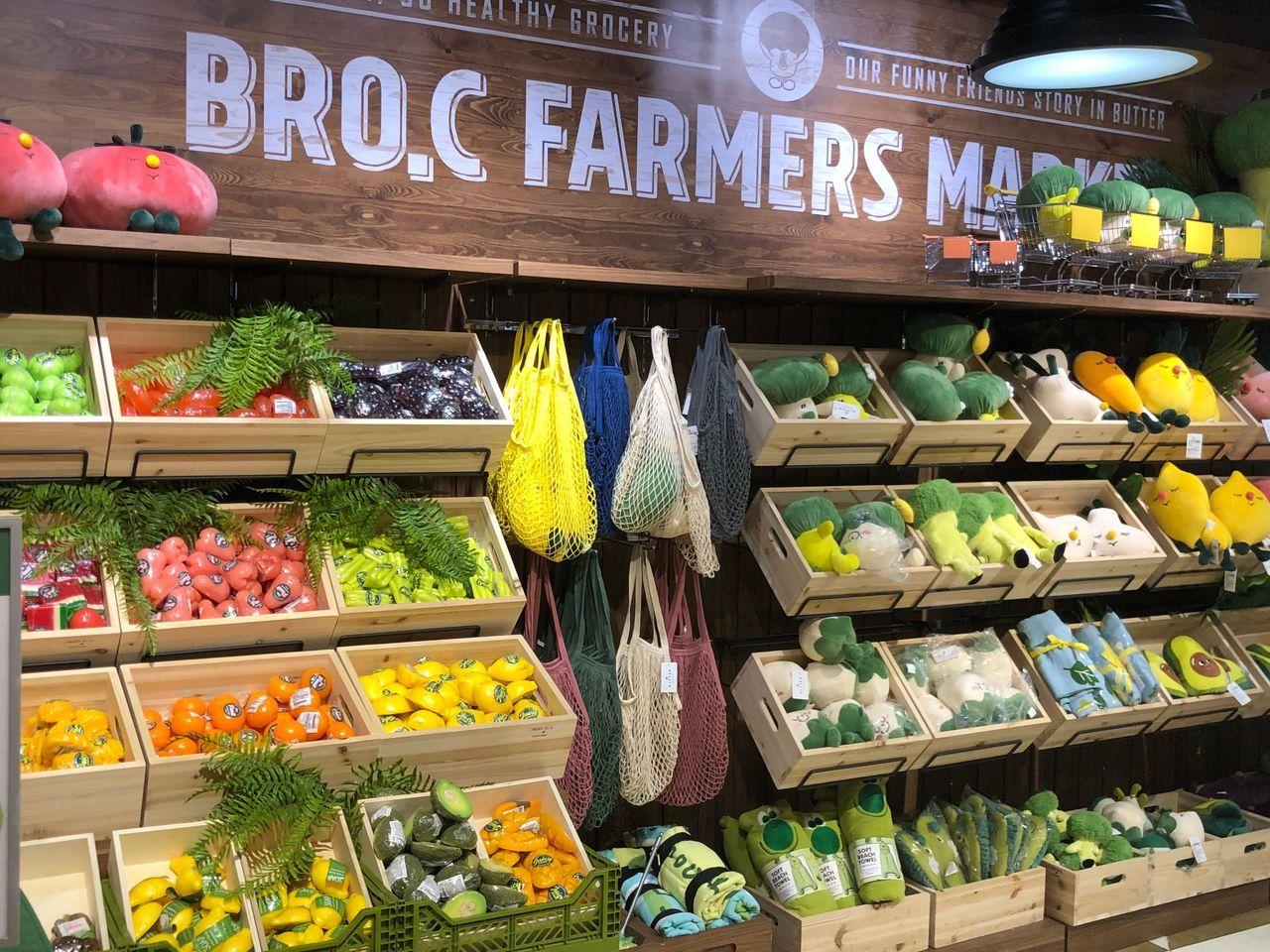 BÜTTER店內，展示多種可愛、逼真蔬菜模型商品。