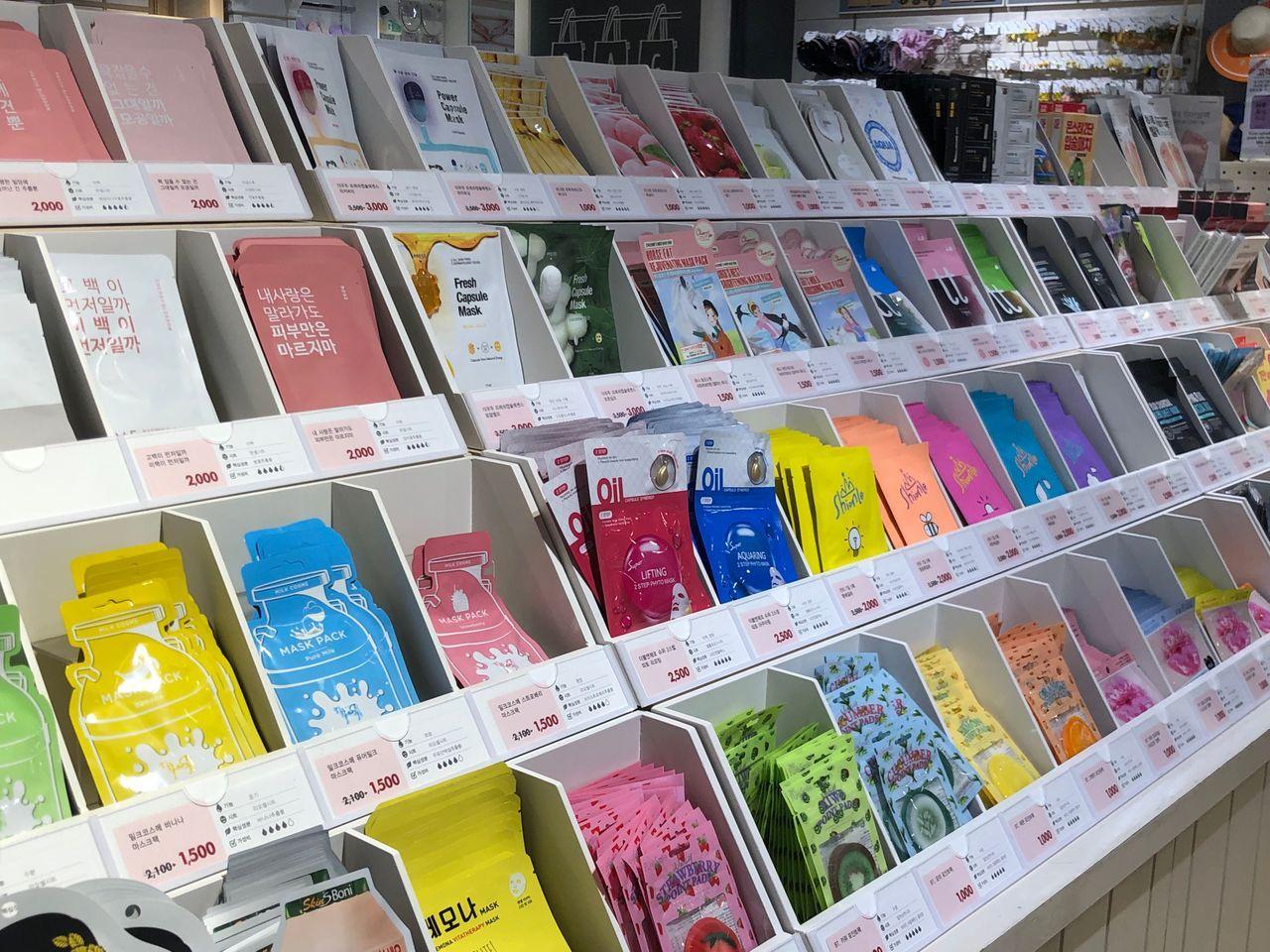 BÜTTER店內各種小商品陳列，包括生活用品和家居用品。