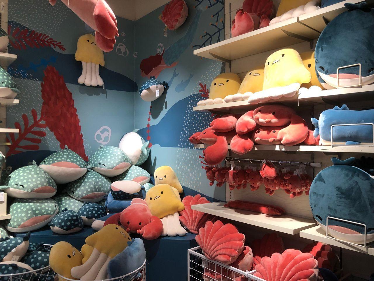 BÜTTER店內滿牆的娃娃擺設，擬真蔬菜模型特寫。